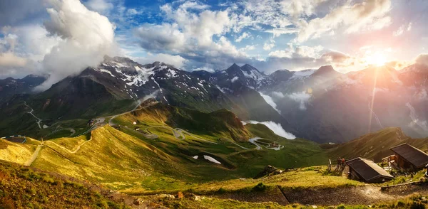 Ein Toller Blick Auf Die Grünen Hügel Die Sonnenlicht Leuchten — Stockfoto