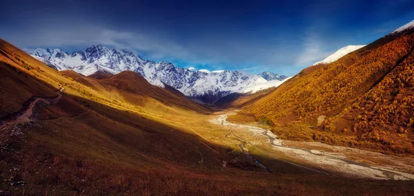 Fantastisch Uitzicht Alpenvallei Aan Voet Van Berg Ben Shkhara Een — Stockfoto
