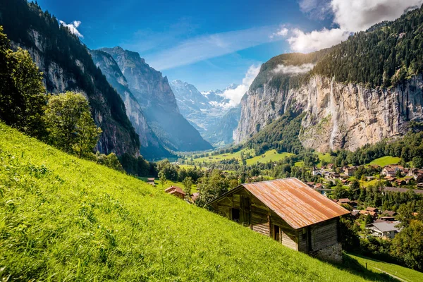 陽射しに照らされた高山村の絶景 絵のような豪華なシーン 人気の観光名所 場所スイスアルプス ラウターブルネン渓谷 Staubbach滝 ヨーロッパ 美の世界 — ストック写真