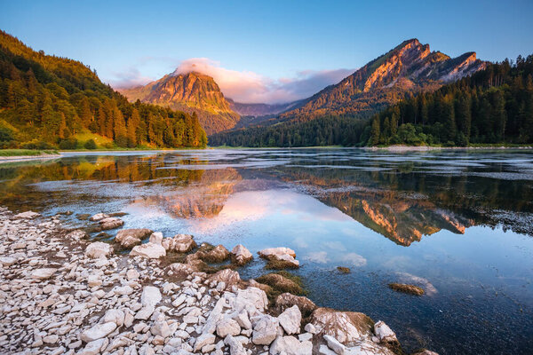 Великолепный вид на лазурный пруд. Популярная туристическая достопримечательность. Живописная и великолепная сцена. Локация знаменитое место Нафельс, Маунт. Брунелисток, Швейцарские Альпы, Европа. Мир красоты.