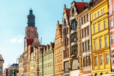 Güneşli bir günde muhteşem manzarası eski evlerin. Muhteşem görüntü ve pitoresk sahne. Wroclaw, Polonya, Avrupa'nın konumu ünlü Pazar Meydanı. Silesia tarihsel başkenti. Güzellik dünya.