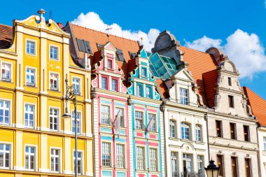 Güneşli bir günde muhteşem manzarası eski evlerin. Muhteşem görüntü ve pitoresk sahne. Wroclaw, Polonya, Avrupa'nın konumu ünlü Pazar Meydanı. Silesia tarihsel başkenti. Güzellik dünya.