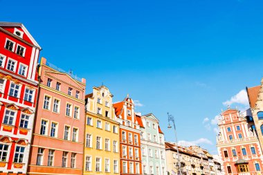 Güneşli bir günde muhteşem manzarası eski evlerin. Muhteşem görüntü ve pitoresk sahne. Wroclaw, Polonya, Avrupa'nın konumu ünlü Pazar Meydanı. Silesia tarihsel başkenti. Güzellik dünya.