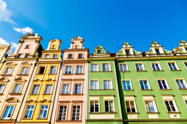 Güneşli bir günde muhteşem manzarası eski evlerin. Muhteşem görüntü ve pitoresk sahne. Wroclaw, Polonya, Avrupa'nın konumu ünlü Pazar Meydanı. Silesia tarihsel başkenti. Güzellik dünya.