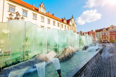 Güneşli bir günde muhteşem manzarası eski evlerin. Güzel ve pitoresk sahne. Wroclaw, Polonya, Avrupa'nın konumu ünlü Pazar Meydanı. Silesia tarihsel başkenti. Güzellik dünya. Yumuşak filtre.
