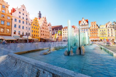 Güneşli bir günde muhteşem manzarası eski evlerin. Muhteşem görüntü ve pitoresk sahne. Wroclaw, Polonya, Avrupa'nın konumu ünlü Pazar Meydanı. Silesia tarihsel başkenti. Güzellik dünya.