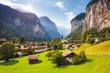 Güneş ışığıyla parlayan alp köyünün görkemli manzarası. Resimli ve muhteşem bir sahne. İsviçre Alpleri, Lauterbrunnen Vadisi, Staubbach Şelalesi, Avrupa. Sanatsal resim. Güzellik dünyası