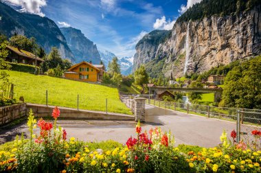 Güneş ışığıyla parlayan alp köyünün görkemli manzarası. Resimli ve muhteşem bir sahne. İsviçre Alpleri, Lauterbrunnen Vadisi, Staubbach Şelalesi, Avrupa. Sanatsal resim. Güzellik dünyası