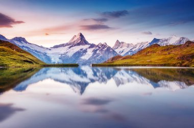 Dağ manzarası harika. Bachalpsee gölünün yukarısında Schreckhorn ve Wetterhorn. Dramatik ve resimli bir sahne. İsviçre Alpleri, Bernese Oberland, Grindelwald, Avrupa. Yumuşak filtre etkisi. Güzellik dünyası.