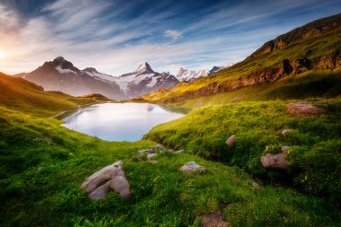 Dağın Panorama 'sı. Bachalpsee gölünün yukarısında Schreckhorn ve Wetterhorn. Dramatik ve resimli bir sahne. İsviçre Alpleri, Bernese Oberland, Grindelwald, Avrupa. Yumuşak filtre etkisi. Güzellik dünyası.