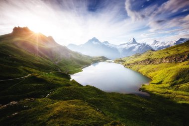 Dağın Panorama 'sı. Bachalpsee gölünün yukarısında Schreckhorn ve Wetterhorn. Dramatik ve resimli bir sahne. İsviçre Alpleri, Bernese Oberland, Grindelwald, Avrupa. Yumuşak filtre etkisi. Güzellik dünyası.