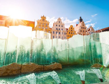 Güneşli bir günde muhteşem manzarası eski evlerin. Güzel ve pitoresk sahne. Wroclaw, Polonya, Avrupa'nın konumu ünlü Pazar Meydanı. Silesia tarihsel başkenti. Güzellik dünya. Yumuşak filtre.