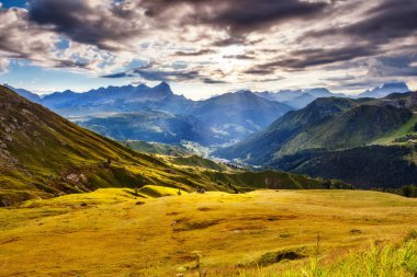 Val di Fassa Vadisi 'nin manzarası harika. Ulusal Park Dolomitleri (Dolomiti), Pordoi geçidi. Livinallongo del Col di Lana bölgesi, Belluno, Veneto, Tyrol, İtalya Alpleri, Avrupa. Güzellik dünyası