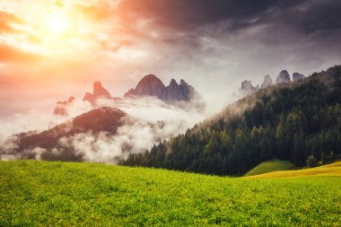 Funes Valley 'deki San Giovanni kilisesinin manzarası. Ulusal Park Puez Odle (Geisler). Dolomitler, Güney Tyrol. Bolzano, Santa Magdalena, İtalya Alpleri, Avrupa. Dramatik bir sahne. Güzellik dünyası.