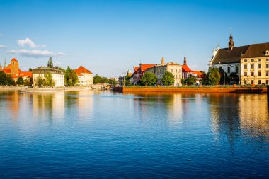 Wroclaw antik şehrinin muhteşem manzarası. Resimli bir sahne. Yeri: Odra Nehri, Polonya, Avrupa. Silezya 'nın tarihi başkenti. Güzellik dünyası.