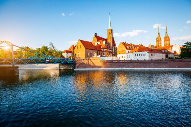 Wroclaw antik şehrinin manzarası. Resimli bir sahne. Yeri ünlü St. John Katedrali Baptist Tumski Adası, Odra Nehri, Polonya, Avrupa. Silezya 'nın tarihi başkenti. Güzellik dünyası.