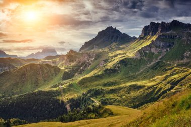 Val di Fassa Vadisi 'nin manzarası harika. Ulusal Park Dolomitleri (Dolomiti), Pordoi geçidi. Livinallongo del Col di Lana bölgesi, Belluno, Veneto, Tyrol, İtalya Alpleri, Avrupa. Güzellik dünyası