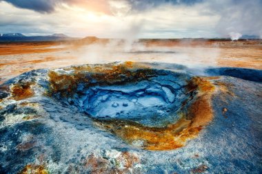 Myvatn Gölü yakınlarındaki uğursuz jeotermal alan Hver (Hverarond). Popüler turist eğlencesi. Dramatik ve resimli bir sahne. Krafla, İzlanda 'nın kuzeydoğu bölgesinde yer almaktadır. Güzellik dünyası