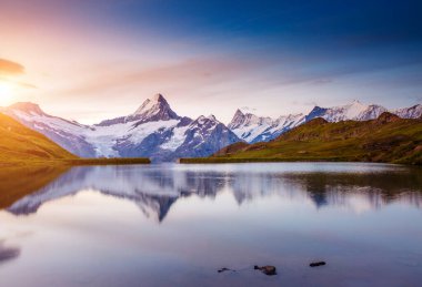 Alp dağının manzarası. Schreckhorn ve Wetterhorn. Popüler turist eğlencesi. Dramatik ve resimli bir sahne. İsviçre Alpleri 'nde Bachalpsee, Grindelwald Vadisi, Avrupa. Güzellik dünyası.