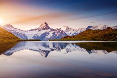 Alp dağının manzarası. Schreckhorn ve Wetterhorn. Popüler turist eğlencesi. Dramatik ve resimli bir sahne. İsviçre Alpleri 'nde Bachalpsee, Grindelwald Vadisi, Avrupa. Güzellik dünyası.
