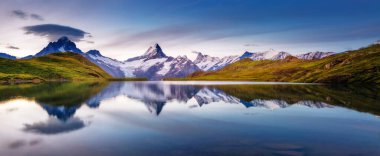 Dağ 'ın panoramik manzarası Schreckhorn ve Wetterhorn. Popüler turist eğlencesi. Dramatik ve resimli bir sahne. İsviçre Alpleri 'nde Bachalpsee, Grindelwald Vadisi, Avrupa. Güzellik dünyası.