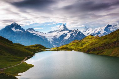 Dağın Panorama 'sı. Schreckhorn ve Wetterhorn. Popüler turist eğlencesi. Dramatik ve resimli bir sahne. İsviçre Alplerinde Bachalpsee, Bernese Oberland, Grindelwald, Avrupa. Güzellik dünyası.