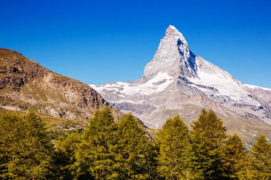 Alp Vadisi 'nde meşhur Matterhorn tepesi olan harika bir manzara. Popüler turist eğlencesi. Dramatik ve resimli bir sahne. İsviçre Alpleri, Grindjisee, Valais Bölgesi, Avrupa. Güzellik dünyası.