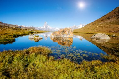 Alp Vadisi 'nde meşhur Matterhorn tepesi olan harika bir manzara. Popüler turist eğlencesi. Dramatik ve resimli bir sahne. İsviçre Alpleri, Stellisee, Valais Bölgesi, Avrupa. Güzellik dünyası.