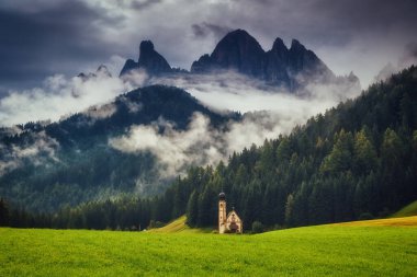 Funes Valley 'deki San Giovanni kilisesinin manzarası. Ulusal Park Puez Odle (Geisler). Dolomitler, Güney Tyrol. Bolzano, Santa Magdalena, İtalya Alpleri, Avrupa. Dramatik bir sahne. Güzellik dünyası.