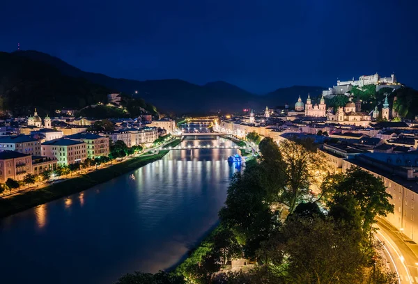 ライトで輝く夜市の一番上からの景色します 劇的なシーン 場所の有名な場所 ホーエン ザルツブルク城 ザルツブルク オーストリア ヨーロッパ 美の世界 — ストック写真
