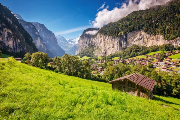 太陽の光で輝く高山村の壮大な景色 絵のような豪華なシーン 場所スイスアルプス ラウターブルネン渓谷 Staubbach滝 ヨーロッパ 芸術作品 美の世界 — ストック写真
