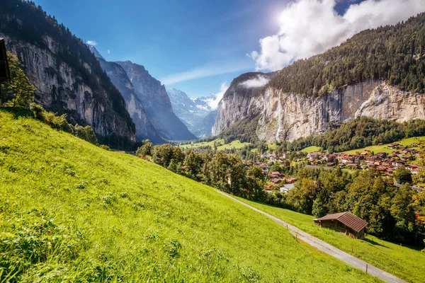 太陽の光で輝く高山村の壮大な景色 絵のような豪華なシーン 場所スイスアルプス ラウターブルネン渓谷 Staubbach滝 ヨーロッパ 芸術作品 美の世界 — ストック写真