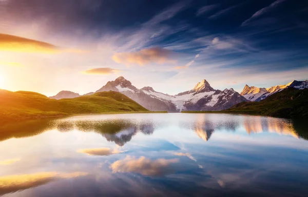 山的壮丽景色 在Bachalpsee湖上的Schreckhorn和Wetterhorn 戏剧化和风景如画的场面 瑞士阿尔卑斯山 伯内塞奥伯兰 格林德沃德 软过滤效果 美丽的世界 — 图库照片