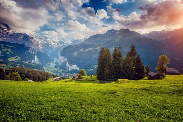 Alp Köyünün Görkemli Manzarası Resimli Muhteşem Bir Sahne Ünlü Turist — Stok fotoğraf