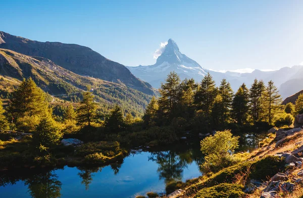 Velké Panorama Slavným Vrcholem Matterhorn Alpském Údolí Oblíbená Turistická Atrakce — Stock fotografie