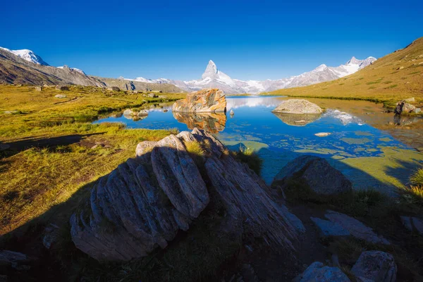 Velké Panorama Slavným Vrcholem Matterhorn Alpském Údolí Oblíbená Turistická Atrakce — Stock fotografie