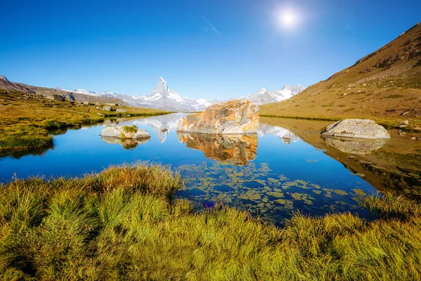 Velké Panorama Slavným Vrcholem Matterhorn Alpském Údolí Oblíbená Turistická Atrakce — Stock fotografie