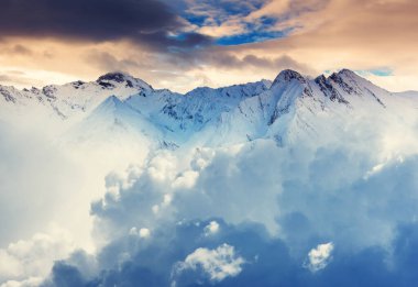 Kabarık bulutlar dağ sırasını kapladı. Dramatik ve resimli bir sabah sahnesi. Yer: İsviçre Alpleri, Avrupa. Dağ evi. Sanatsal resim. Güzellik dünyası.