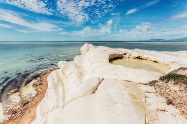 Güneşli bir günde masmavi denizin muhteşem manzarası. Resimli bir sahne. Sicilya Adası (Sicilya), Doğal Rezerv Foce del Fiume Platani, İtalya, Avrupa. Akdeniz 'de. Güzellik dünyası.