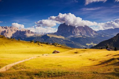 Alp Vadisi ve mavi gökyüzü güzel görünüyor. Dramatik bir sahne. Konumu ünlü Gardena, Sassolungo (Langkofel) ve Sella grubu, Ulusal Park Dolomites, South Tyrol. İtalya, Avrupa. Güzellik dünyası.