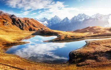 Koruldi Dağı eteğindeki fantastik göl. Ushba. Dramatik bir sahne. Şu meşhur yer, Yukarı Svaneti, Mestia, Gürcistan, Avrupa. Yüksek Kafkasya sırtı. Sıcak tonlama, yumuşak filtre etkisi. Güzellik dünyası.