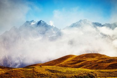 Koruldi Dağı eteğindeki fantastik göl. Ushba. Dramatik sis sahnesi. Şu meşhur yer, Yukarı Svaneti, Mestia, Gürcistan, Avrupa. Yüksek Kafkasya sırtı. Sıcak tonlama, yumuşak filtre etkisi. Güzellik dünyası.