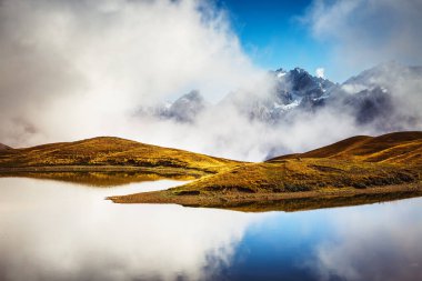 Koruldi Dağı eteğindeki fantastik göl. Ushba. Dramatik bir sahne. Şu meşhur yer, Yukarı Svaneti, Mestia, Gürcistan, Avrupa. Yüksek Kafkasya sırtı. Dramatik ve resimli bir sahne. Güzellik dünyası.
