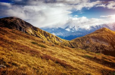 Mt. dır eteklerinde büyülü yer muhteşem manzaralarını. Pitoresk sahne. Konumu ünlü tatil Mestia, üst Svaneti, Georgia, Europe. Yüksek Caucasus ridge. Sanatsal resim. Güzellik dünya.