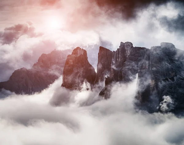 雾蒙蒙的山谷景色壮观 云彩覆盖了整个山脉 戏剧化的场面地址 National Park Tre Cime Lavaredo Locatelli 南蒂罗尔的白云石阿尔卑斯山 — 图库照片