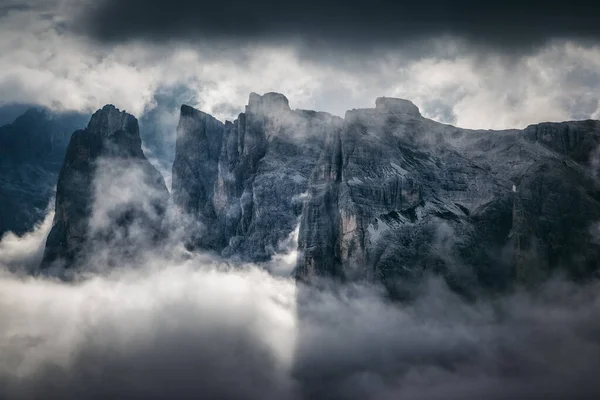 Gran Vista Del Valle Brumoso Las Nubes Cubrían Cordillera Escena — Foto de Stock