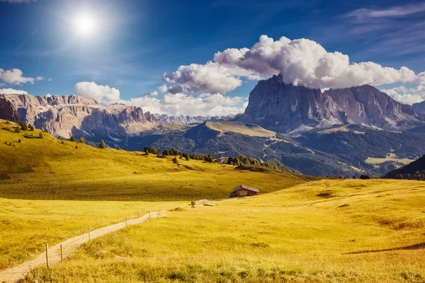 Schöne Sicht Auf Das Alpental Und Den Blauen Himmel Dramatische — Stockfoto