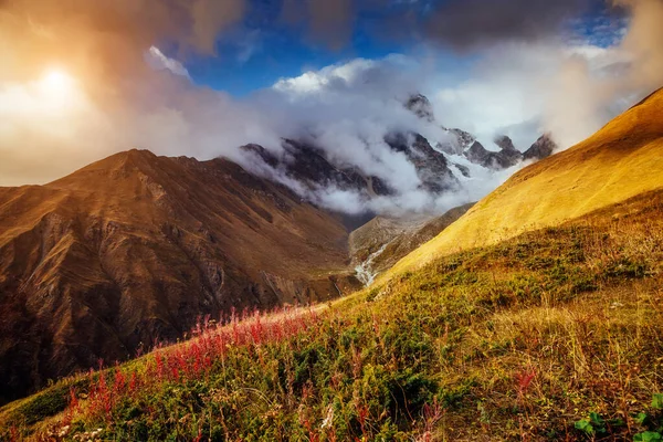 Dağın Eteğinde Sisle Kaplanmış Fantastik Panorama Alanı Ushba Dramatik Sis — Stok fotoğraf