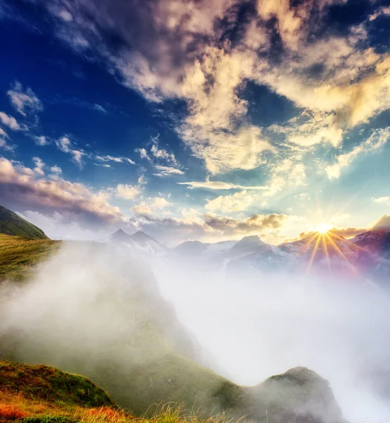 雾蒙蒙的群山和被阳光照得发亮的多云的天空的壮丽景色 戏剧化和风景如画的晨景 喀尔巴阡山 乌克兰 艺术风格的照片美丽的世界 — 图库照片