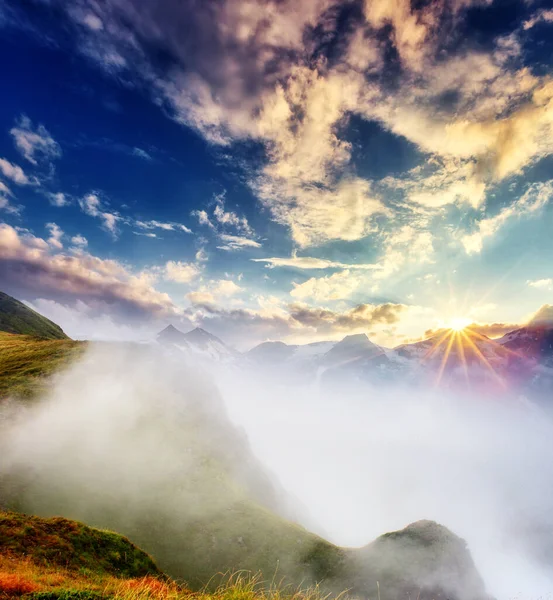 Ein Toller Blick Auf Die Nebligen Hügel Und Den Wolkenverhangenen — Stockfoto